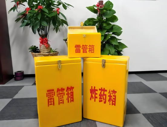 治多玻璃钢炸药箱与普通炸药箱有什么区别？